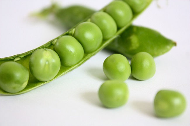 Raw green peas